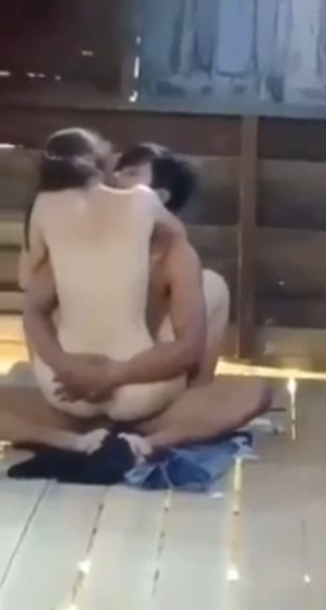 Phim sex Việt69 - Quay lén cặp đôi làm tình trong nhà gỗ